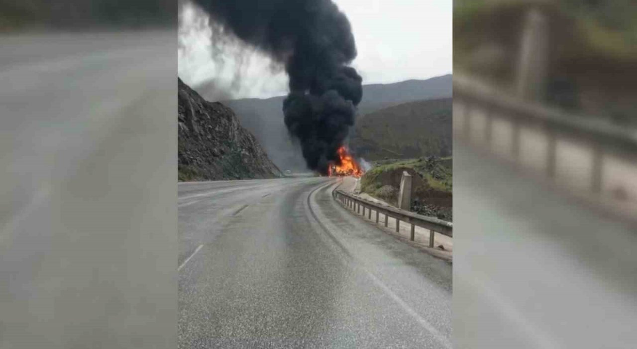 Kimyasal malzeme yüklü tır ile başka bir tırın çarpışması sonucu yangın çıktı: 2 sürücü öldü