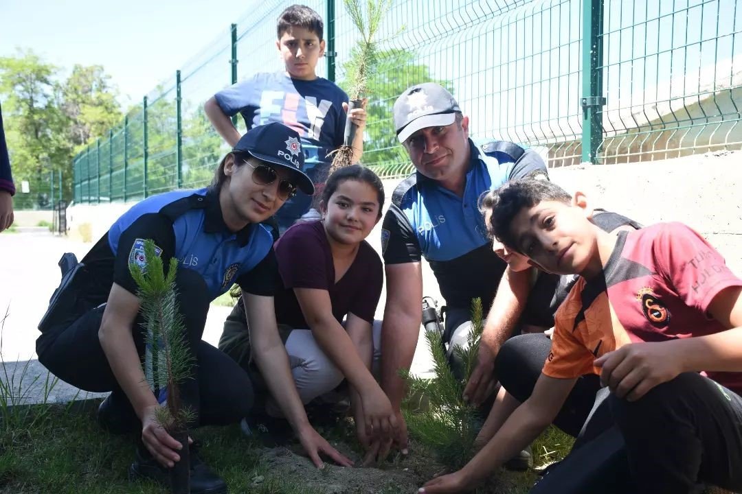 Erzincan’da polisler çocuklarla fidan dikti