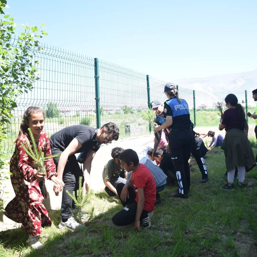 Erzincan’da polisler çocuklarla fidan dikti
