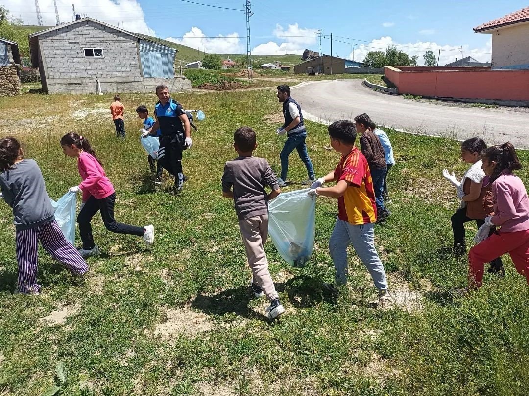 İlkokul öğrencileri polis ağabeyleriyle çevreyi temizledi