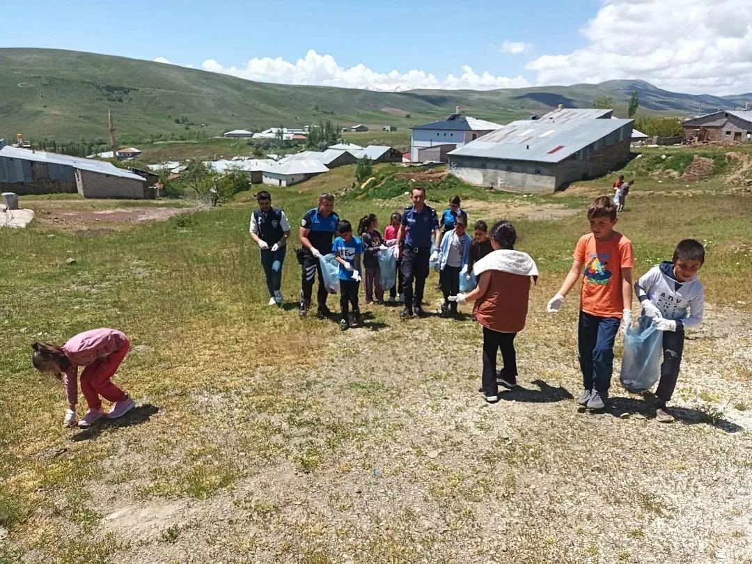 İlkokul öğrencileri polis ağabeyleriyle çevreyi temizledi