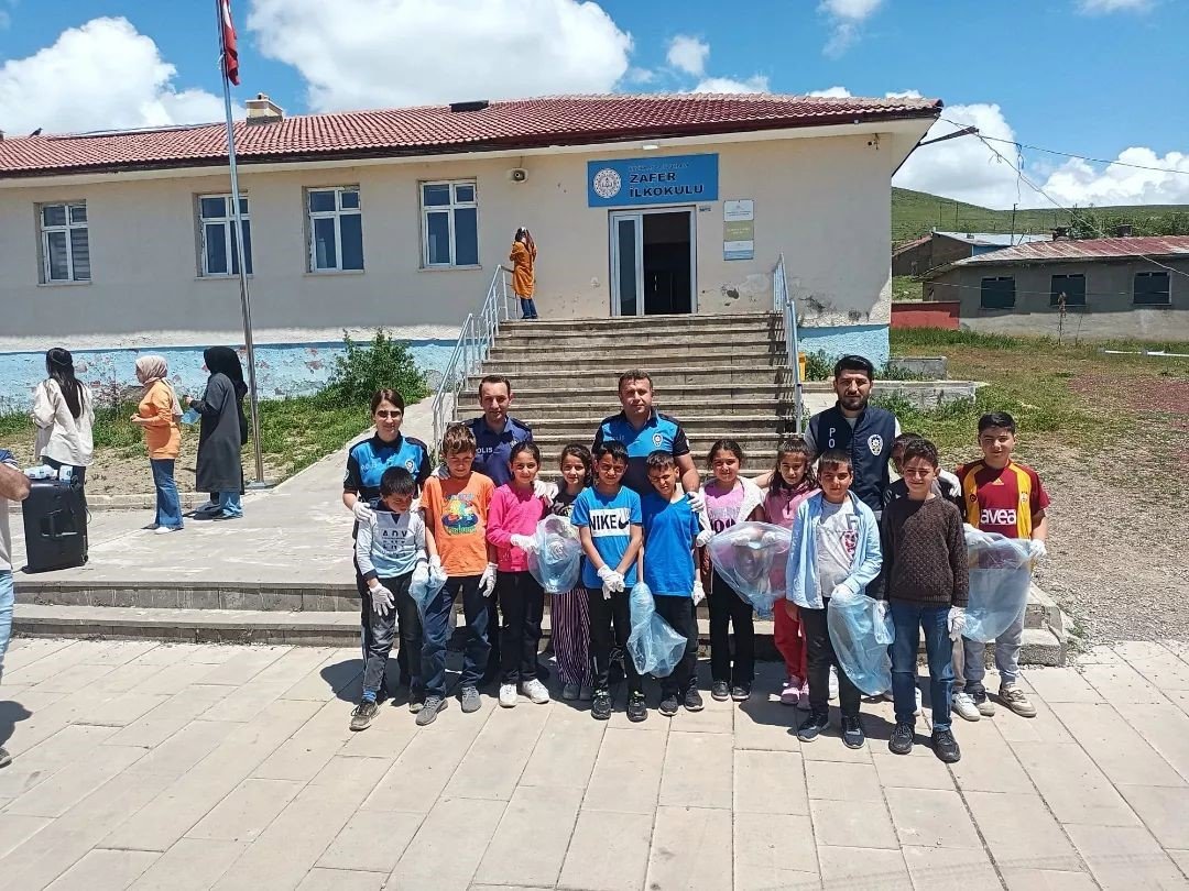 İlkokul öğrencileri polis ağabeyleriyle çevreyi temizledi