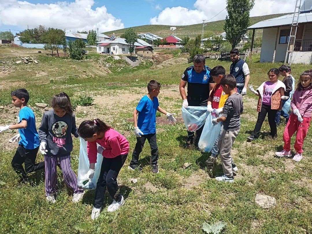 İlkokul öğrencileri polis ağabeyleriyle çevreyi temizledi