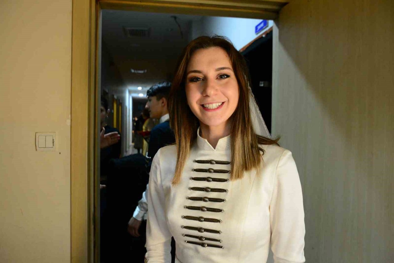 Kültürlerini yaşatmak için 30 amatör oyuncu tiyatro sahneliyor