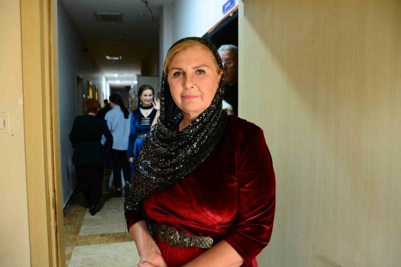 Kültürlerini yaşatmak için 30 amatör oyuncu tiyatro sahneliyor