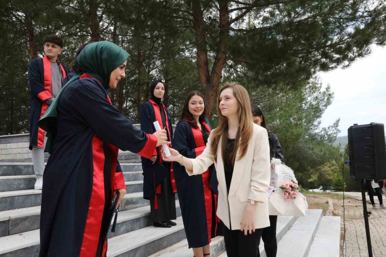 Gediz Sağlık Hizmetleri Meslek Yüksekokulu’nda mezuniyet coşkusu