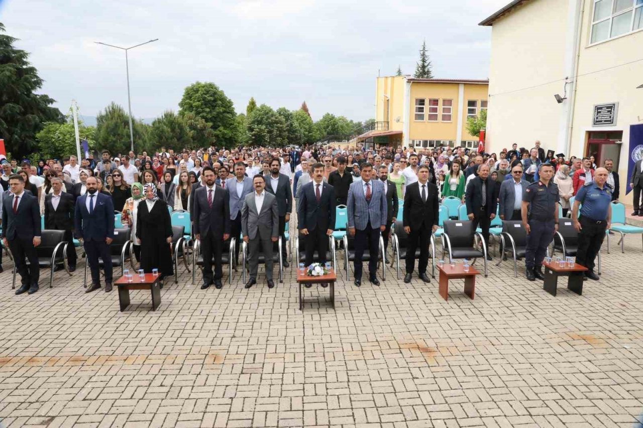 Gediz Sağlık Hizmetleri Meslek Yüksekokulu’nda mezuniyet coşkusu