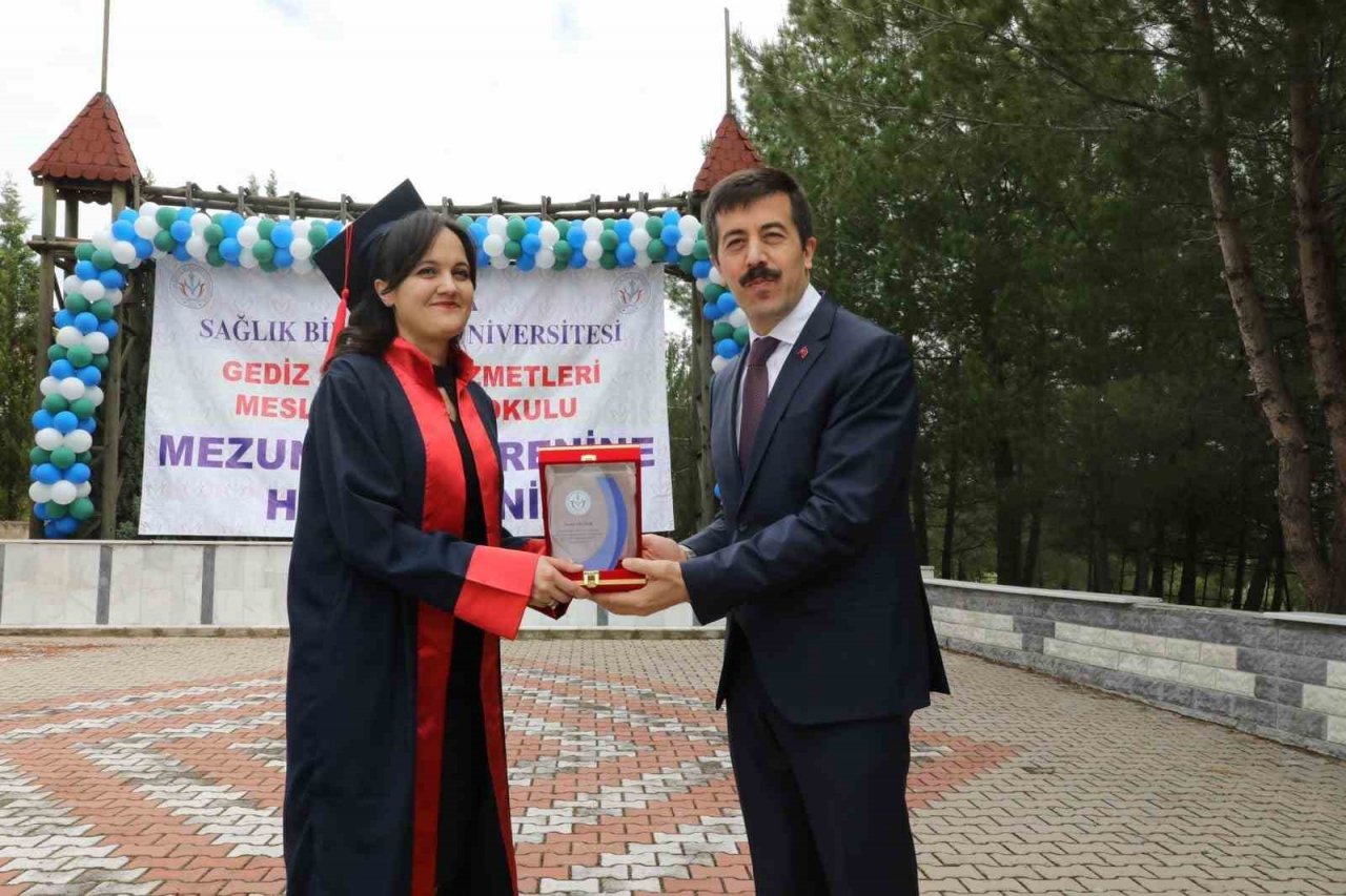 Gediz Sağlık Hizmetleri Meslek Yüksekokulu’nda mezuniyet coşkusu