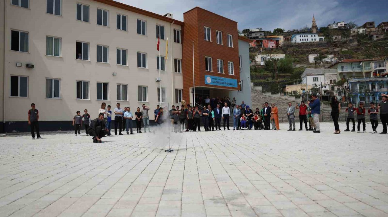 Geleceğin Bilim İnsanları Projelerini Sergiledi