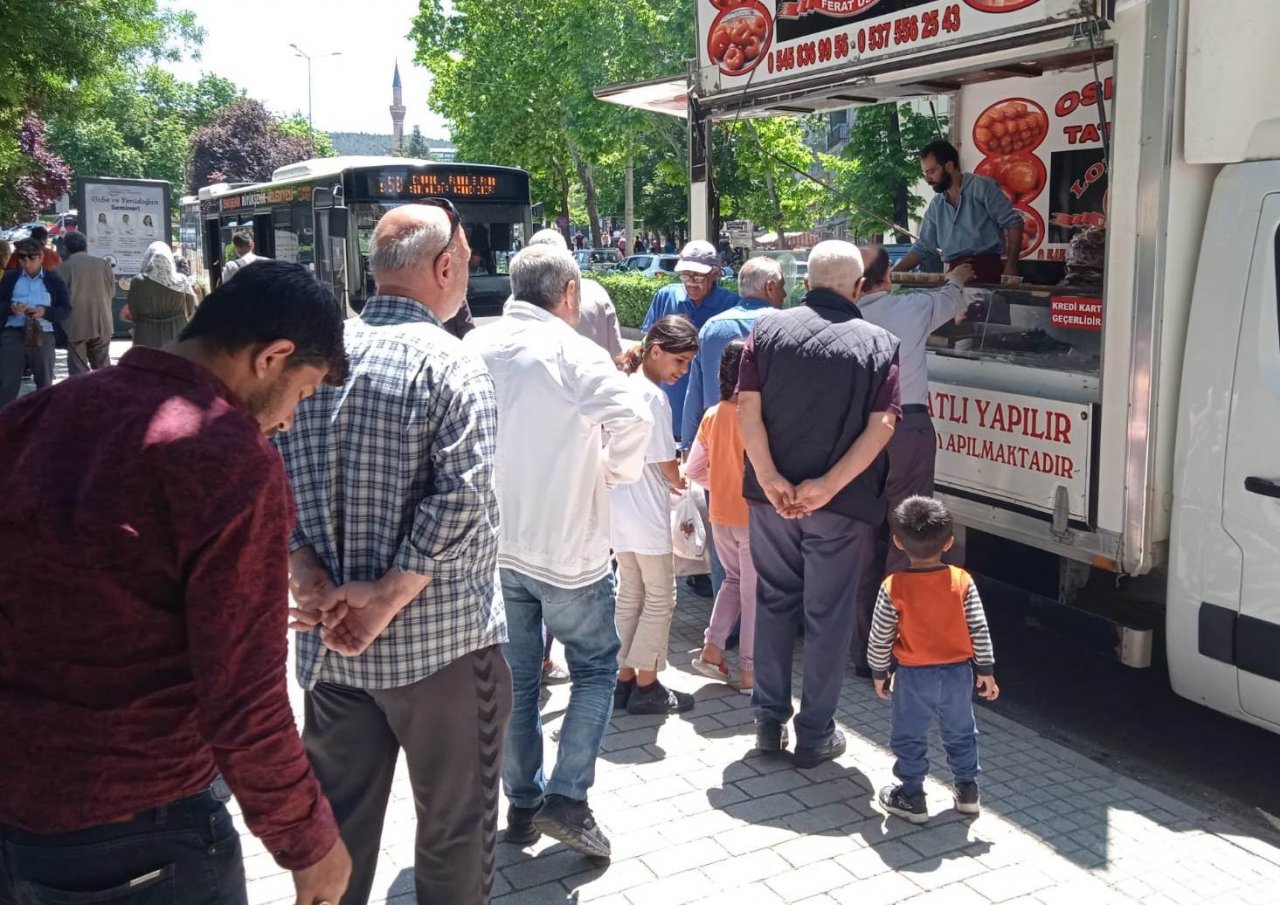 Eskişehir’de vatandaşlara lokma dağıtıldı