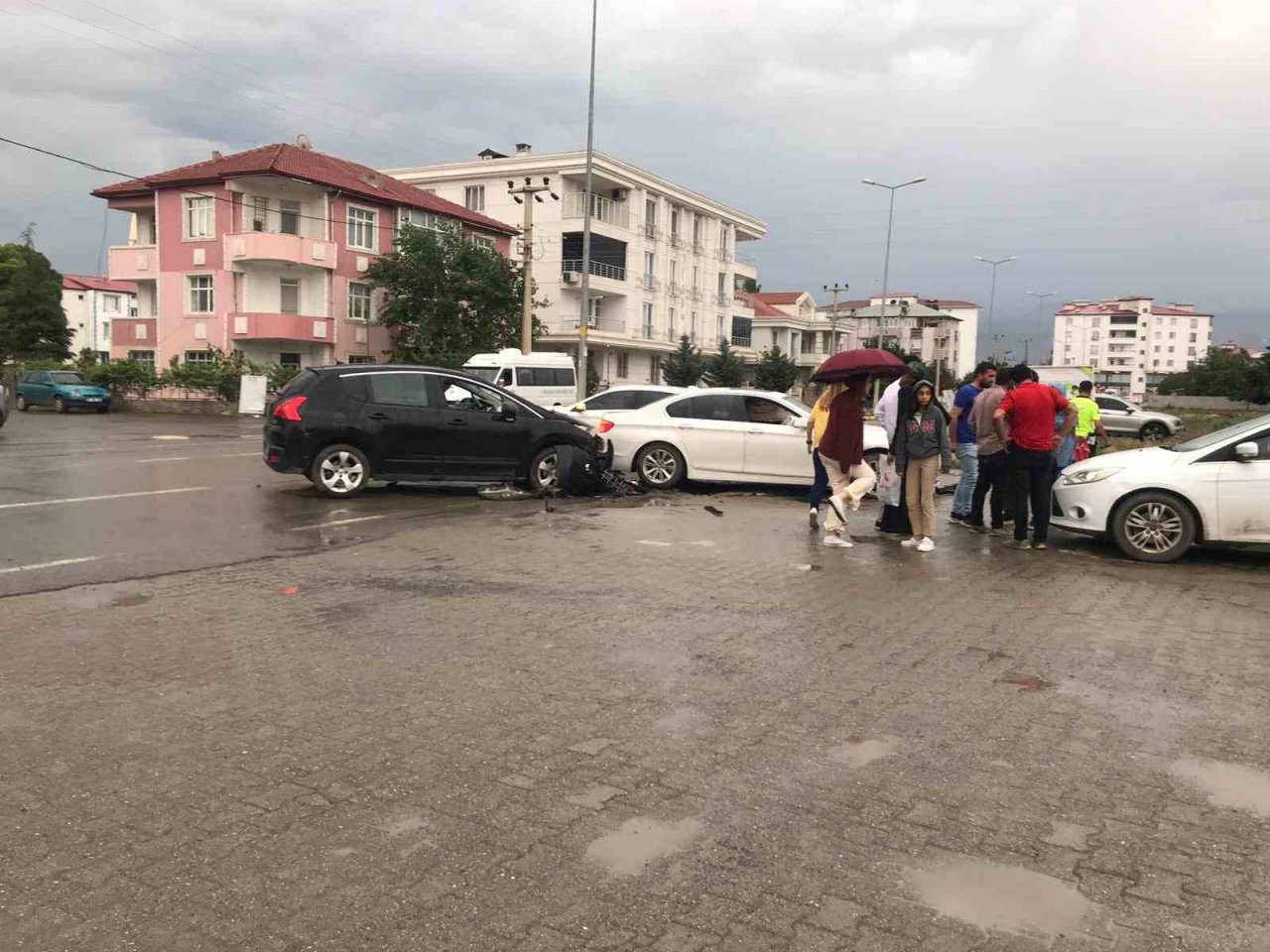 Iğdır’da iki otomobil çarpıştı