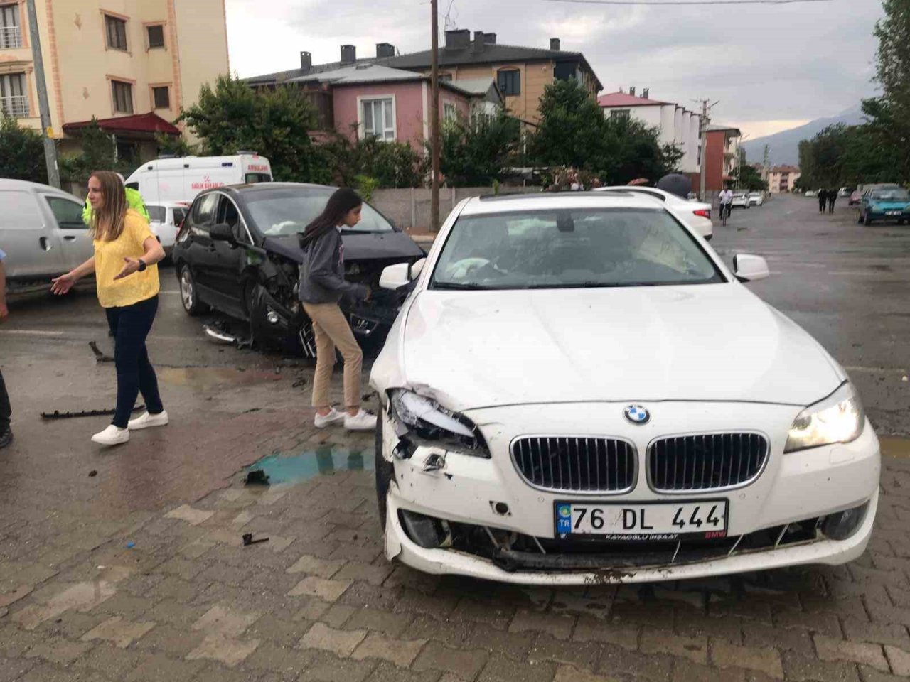 Iğdır’da iki otomobil çarpıştı