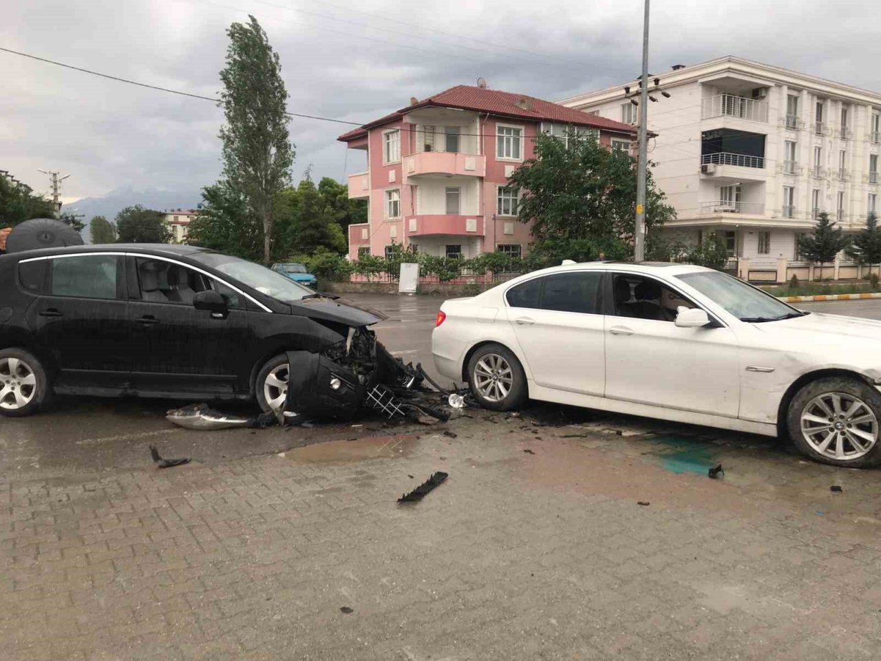 Iğdır’da iki otomobil çarpıştı