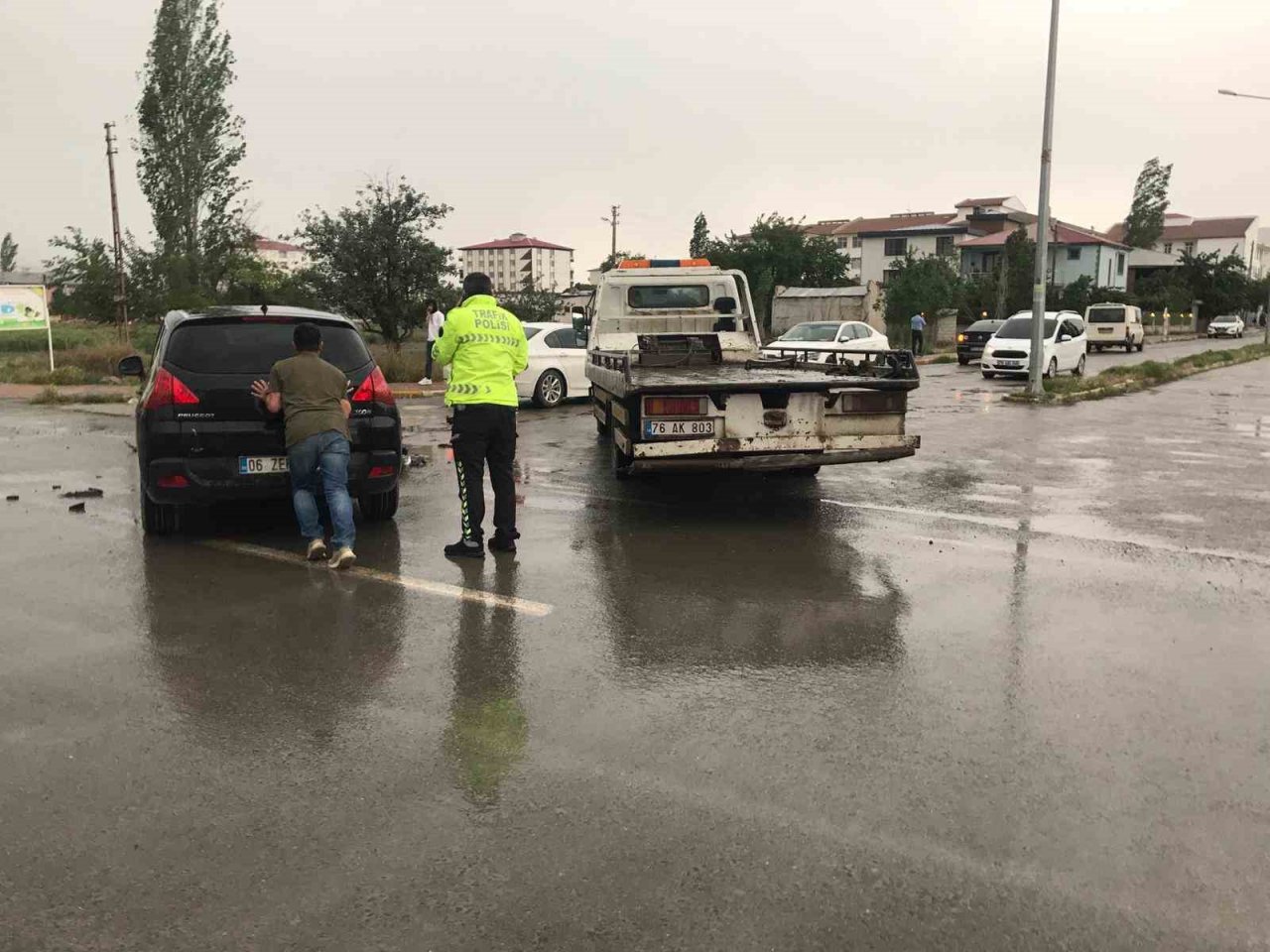 Iğdır’da iki otomobil çarpıştı