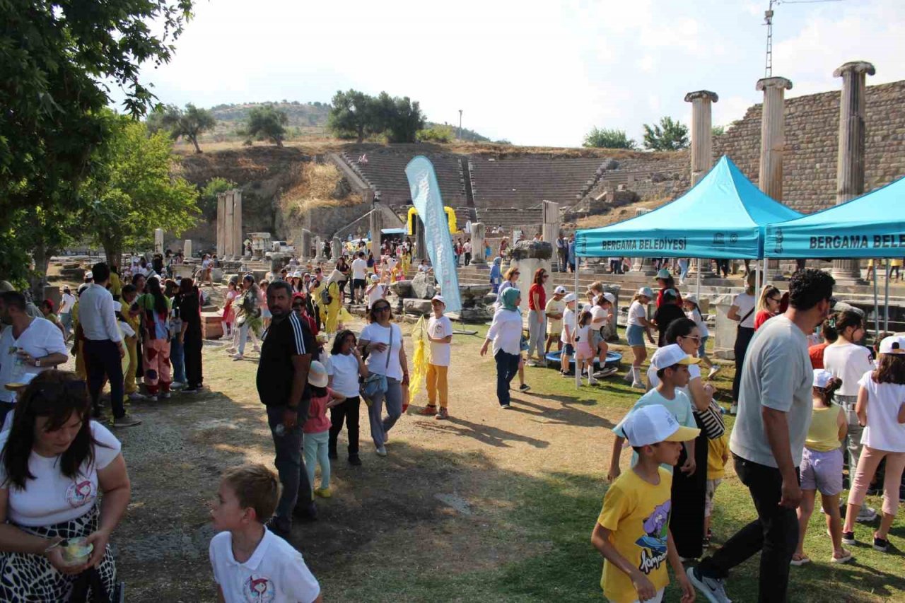 Bergama’nın UNESCO yıldönümü, uçurtmalarla kutlandı