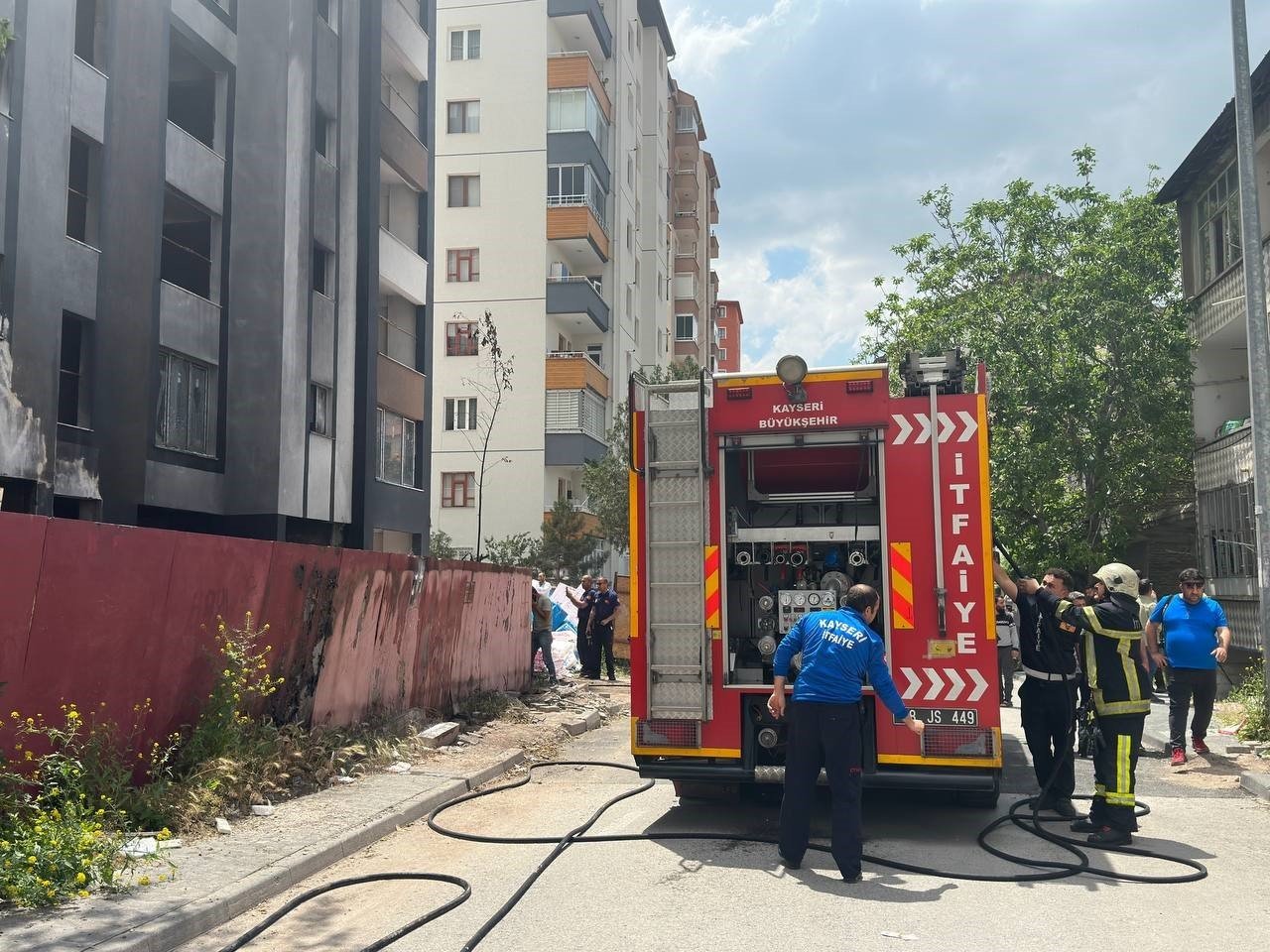 İnşaat halindeki binanın yalıtım malzemeleri yandı