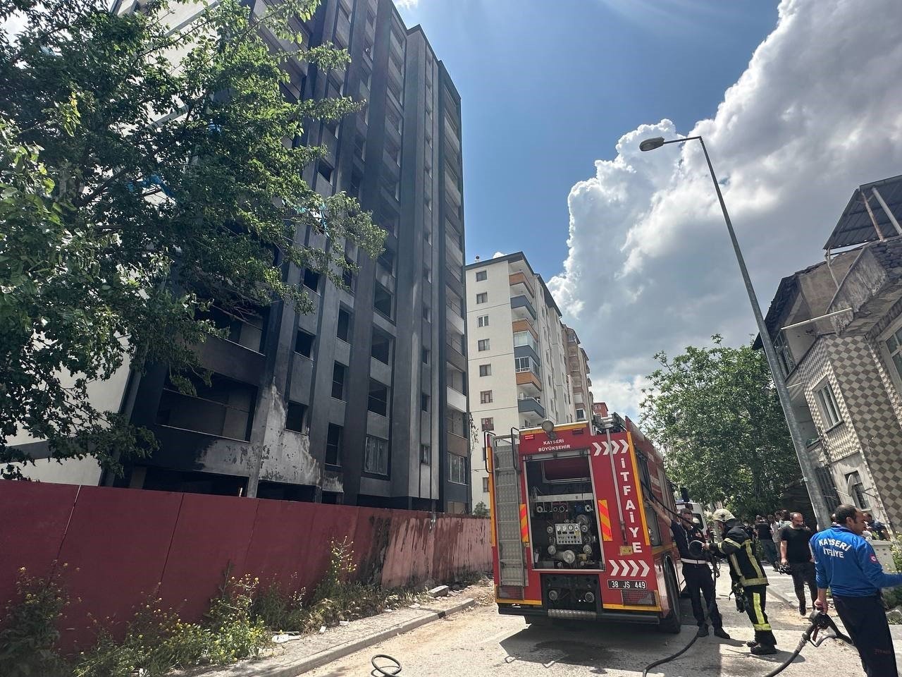 İnşaat halindeki binanın yalıtım malzemeleri yandı