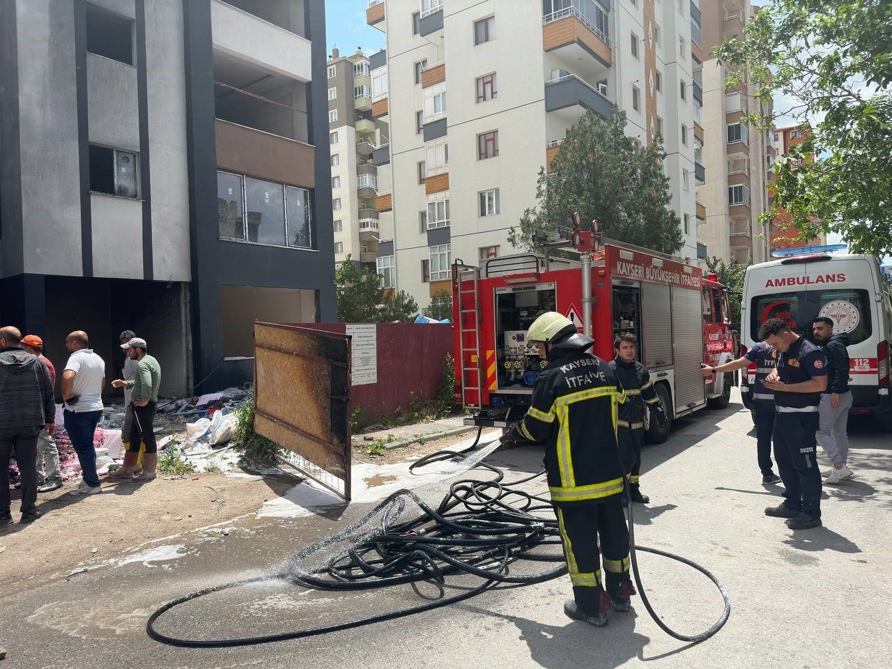 İnşaat halindeki binanın yalıtım malzemeleri yandı
