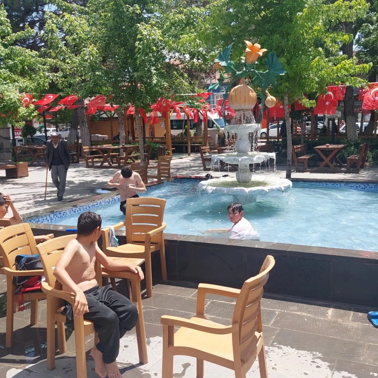 Havalardan bunalan çocuklar süs havuzuna girdi