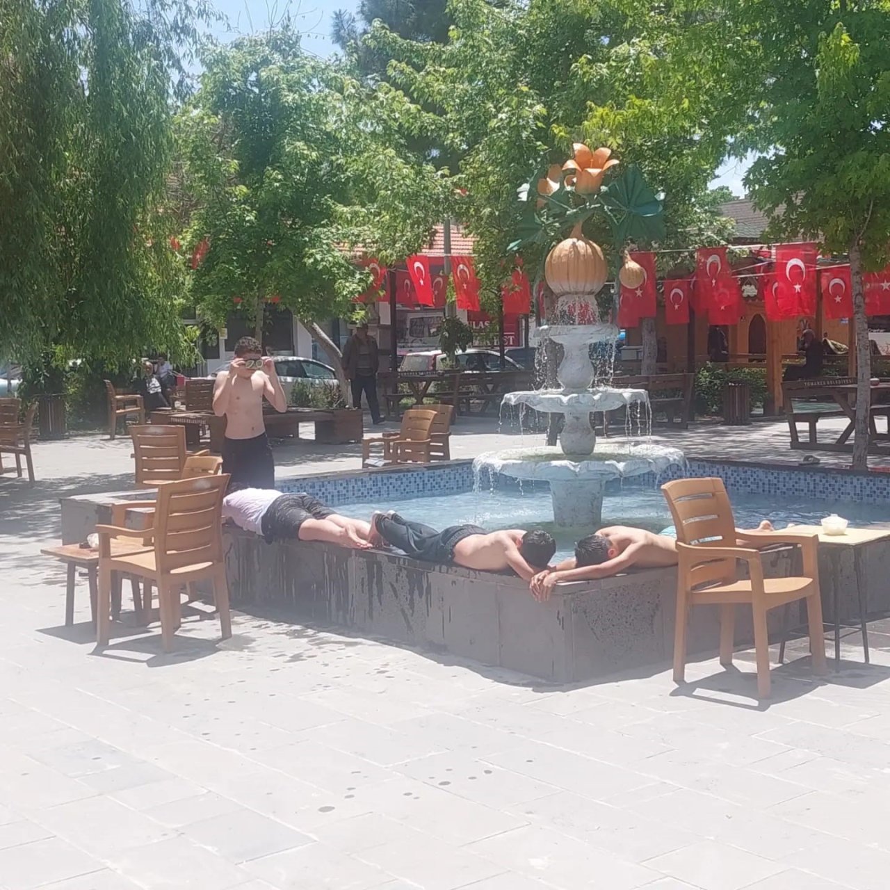 Havalardan bunalan çocuklar süs havuzuna girdi