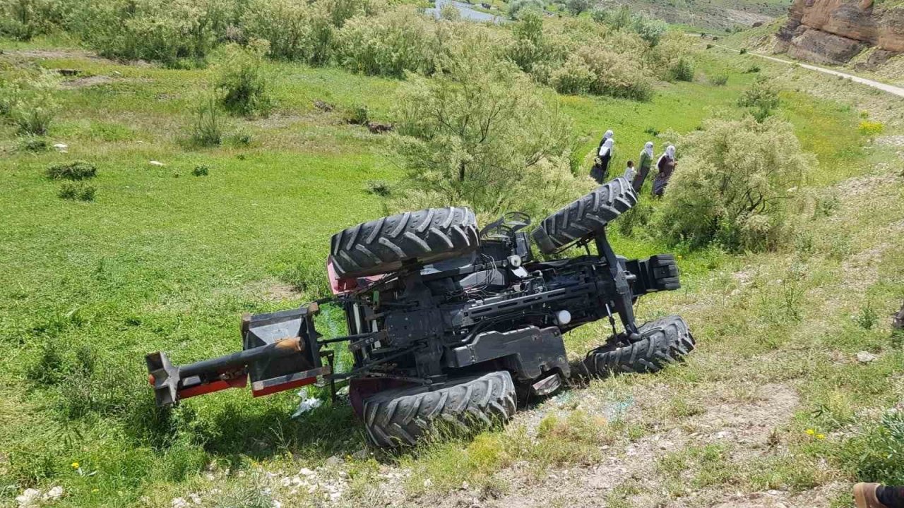 Devrilen traktörün kabinli olması sürücüyü kurtardı