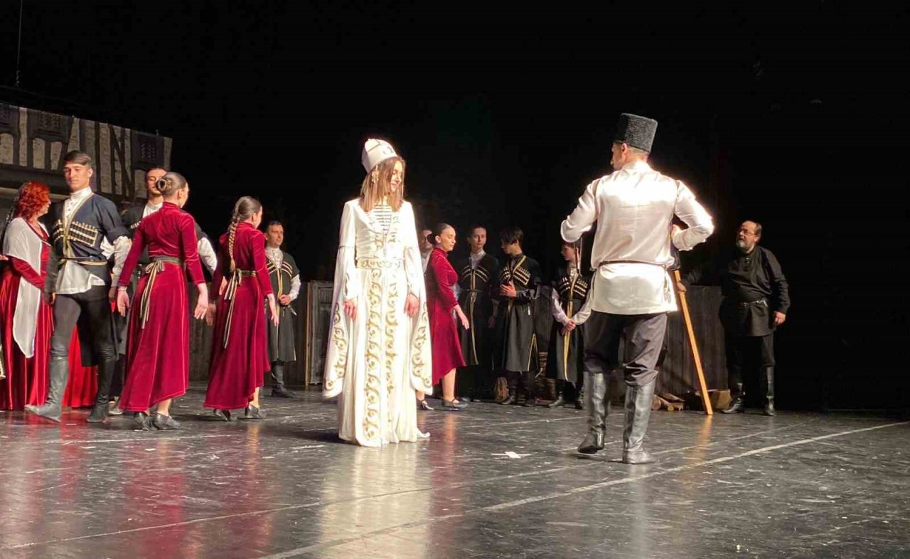 Kültürlerini yaşatmak için 30 amatör oyuncu tiyatro sahneliyor