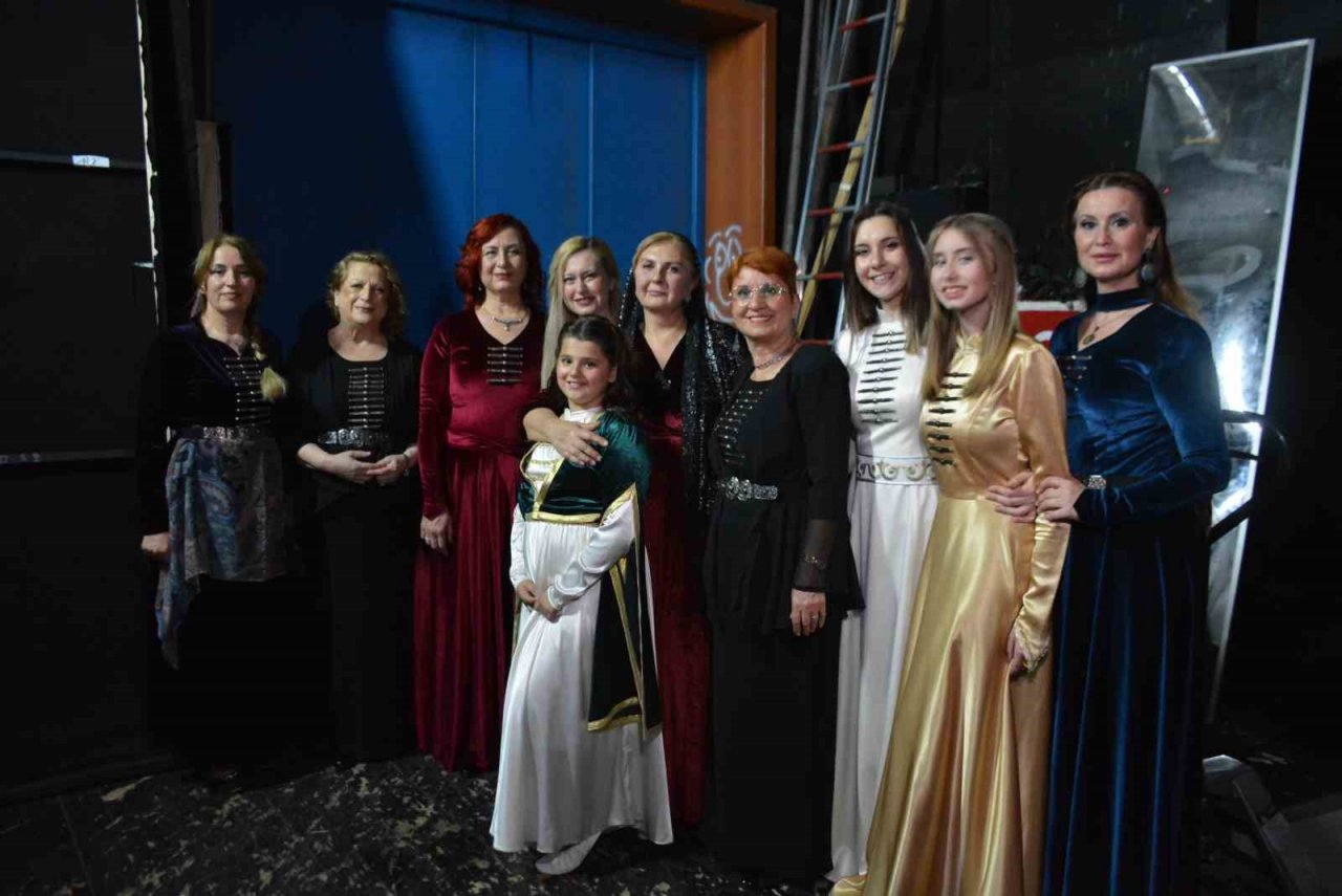 Kültürlerini yaşatmak için 30 amatör oyuncu tiyatro sahneliyor