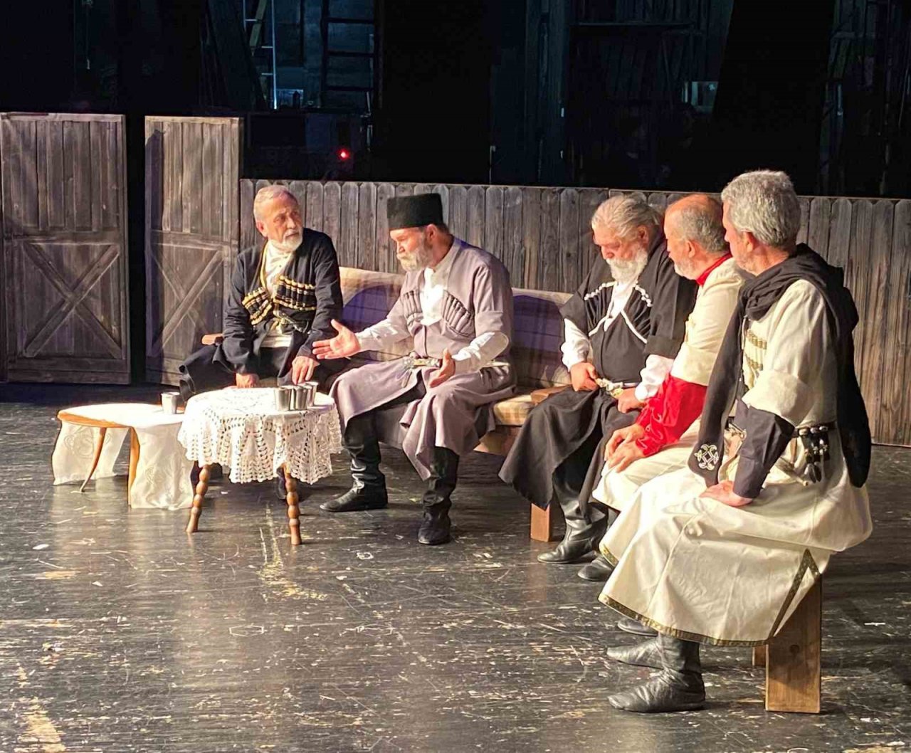 Kültürlerini yaşatmak için 30 amatör oyuncu tiyatro sahneliyor