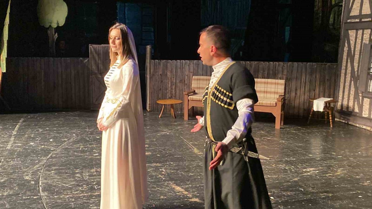 Kültürlerini yaşatmak için 30 amatör oyuncu tiyatro sahneliyor