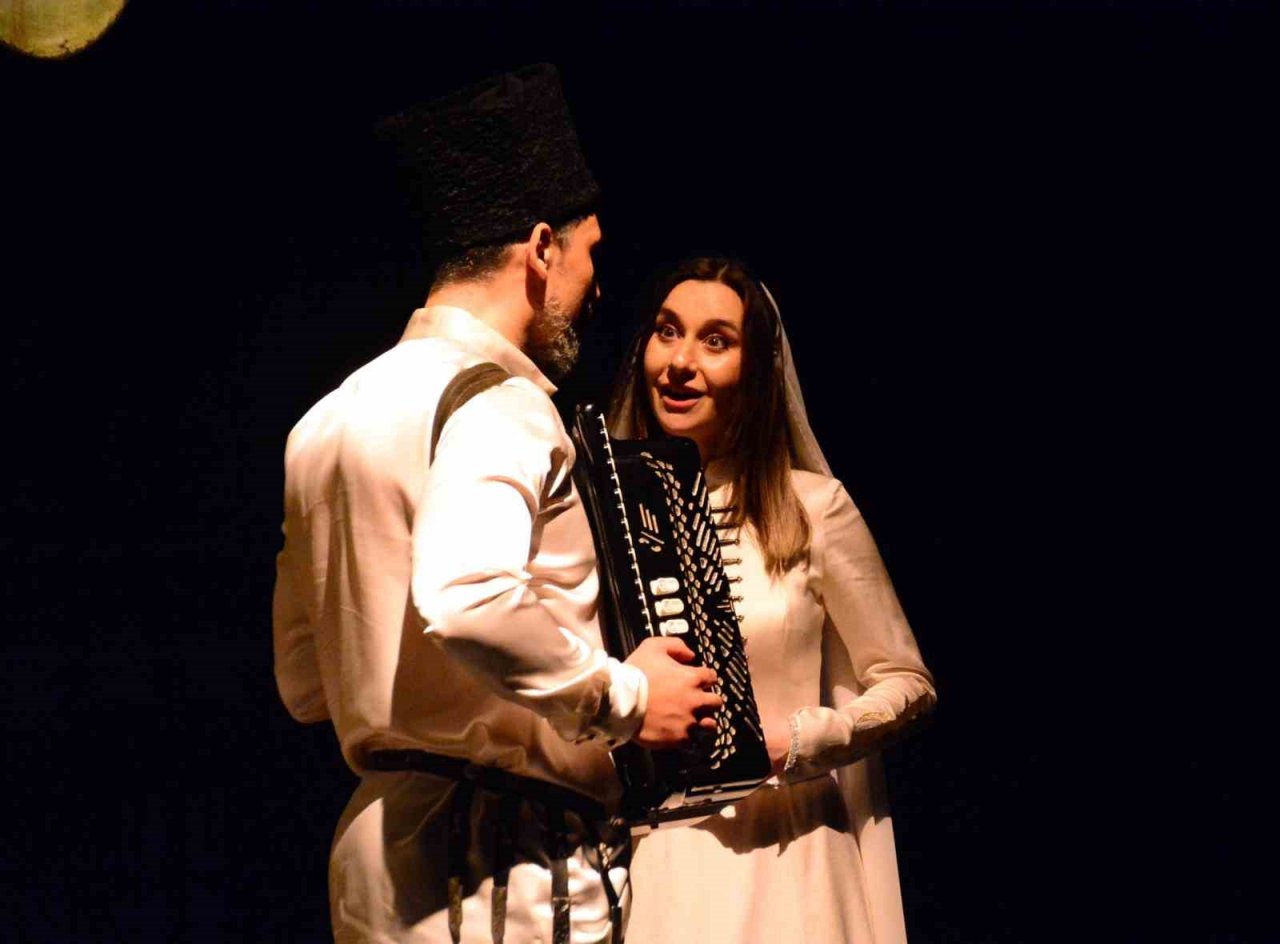 Kültürlerini yaşatmak için 30 amatör oyuncu tiyatro sahneliyor