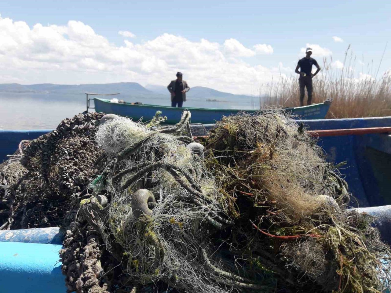 Balıkçılar gölde yasak sezonda hayalet ağ avlıyor