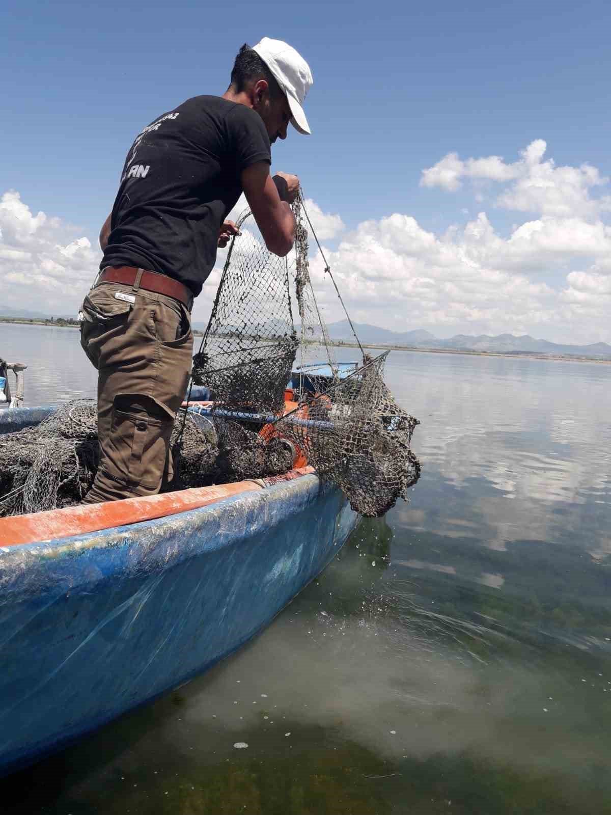 Balıkçılar gölde yasak sezonda hayalet ağ avlıyor