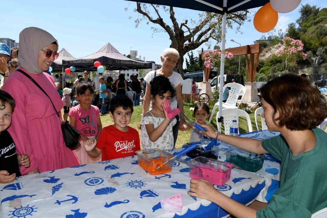 Kuşadası’nda çocuklar karne sevincini erken yaşadı