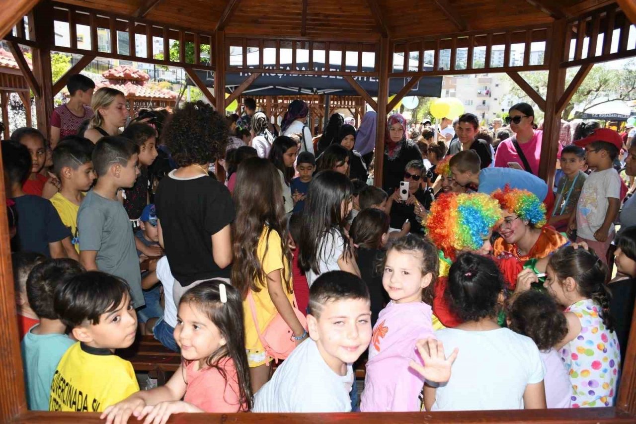 Kuşadası’nda çocuklar karne sevincini erken yaşadı