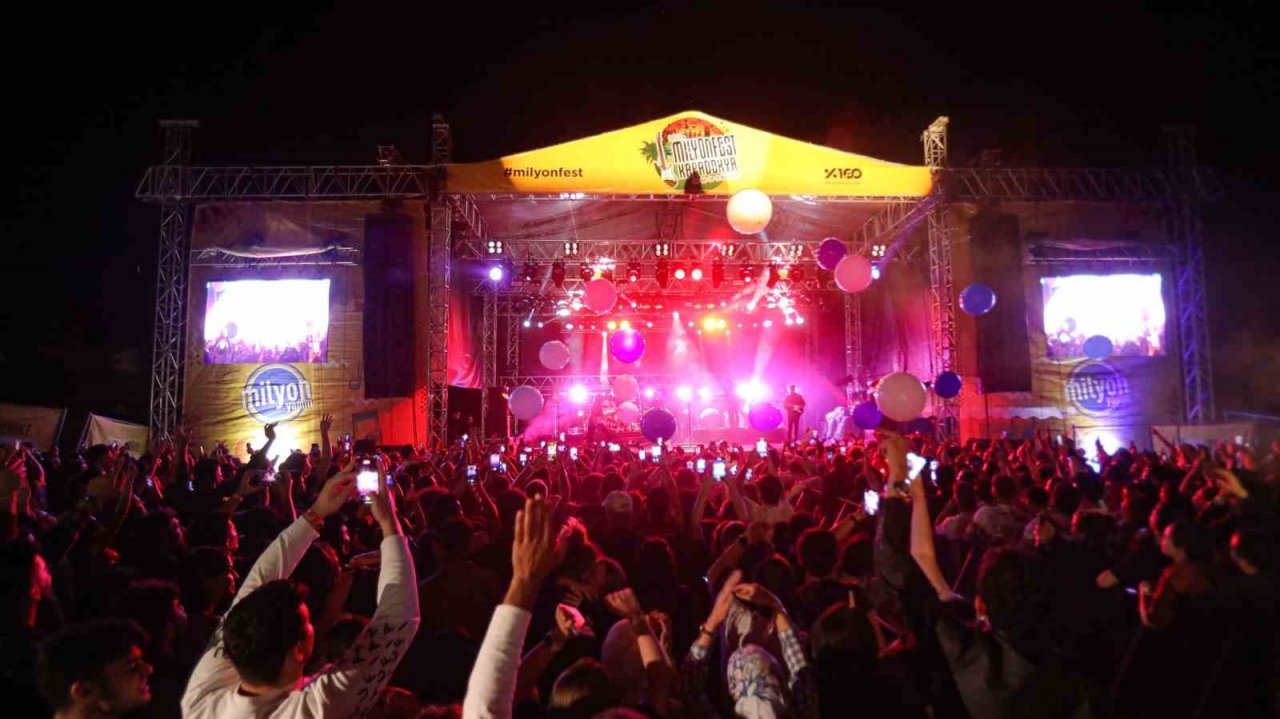 Kapadokya’da Selda Bağcan ve Seksendört rüzgarı esti