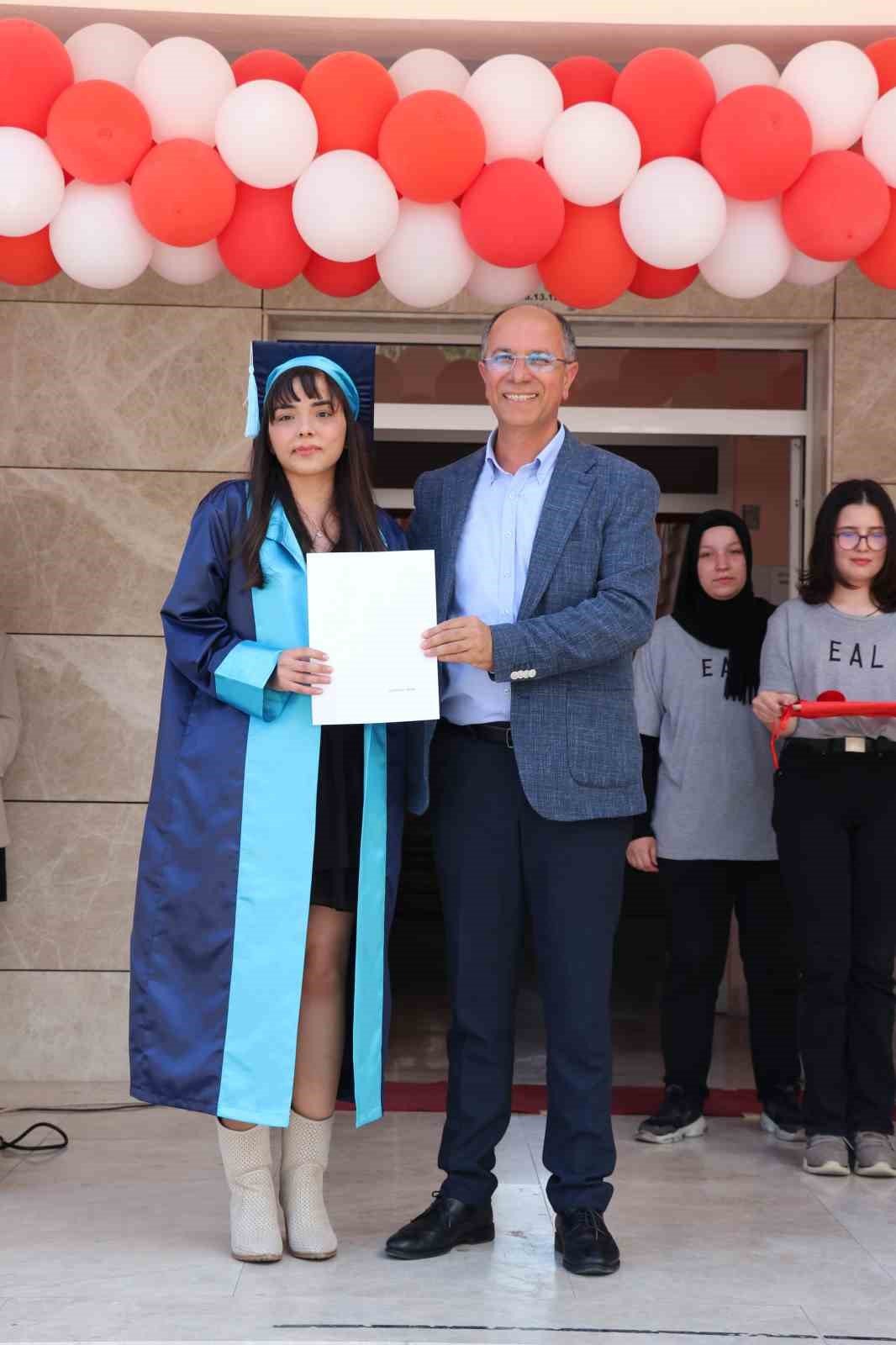 Ermaş Anadolu Lisesi’nde mezuniyet sevinci