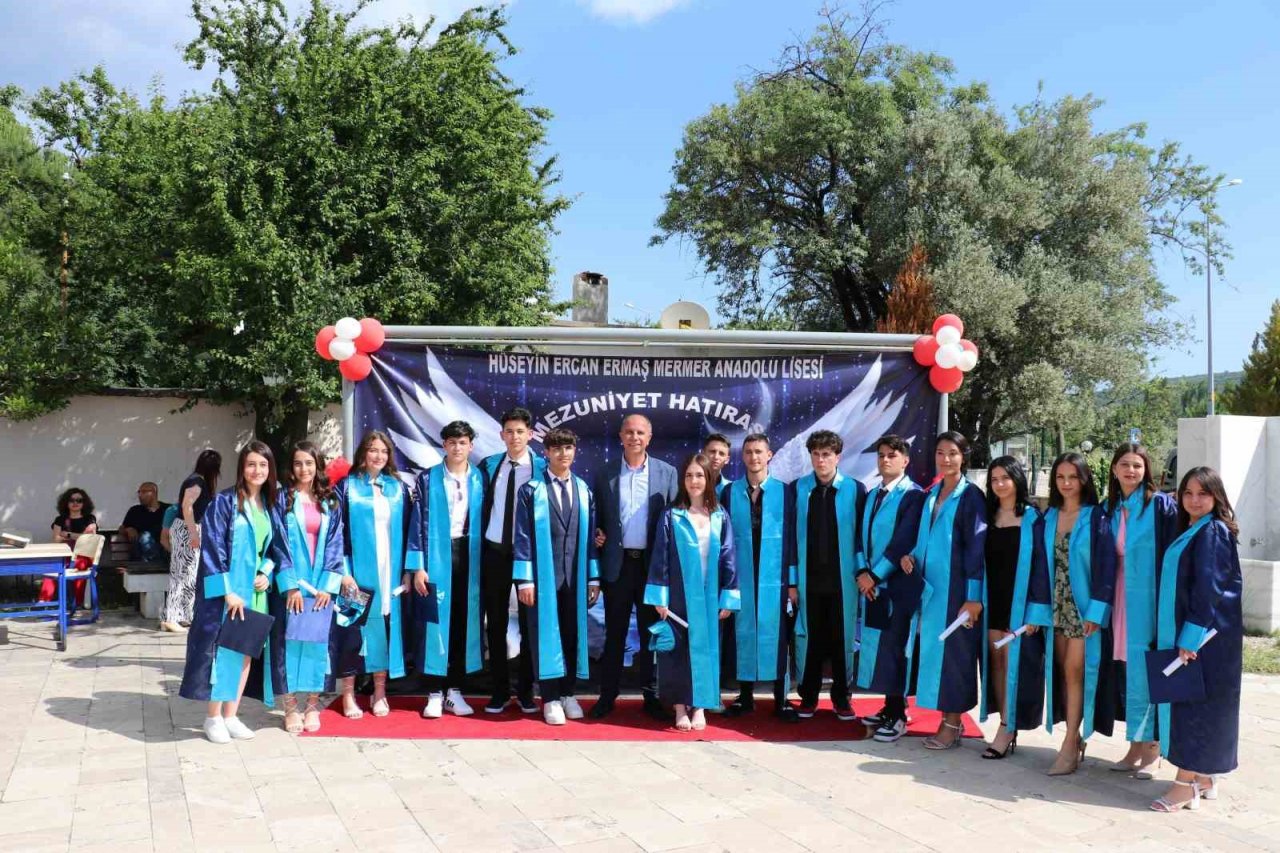 Ermaş Anadolu Lisesi’nde mezuniyet sevinci