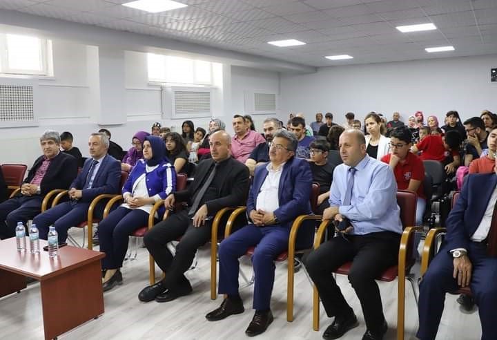 Rektör Aktekin, ’Bilim Söyleşileri’ programında öğrencilerle buluştu