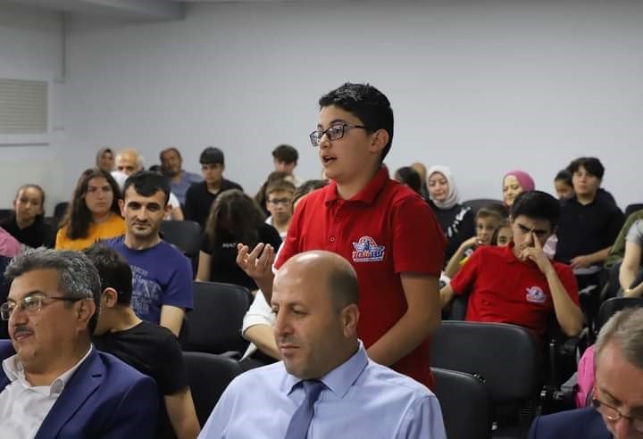 Rektör Aktekin, ’Bilim Söyleşileri’ programında öğrencilerle buluştu