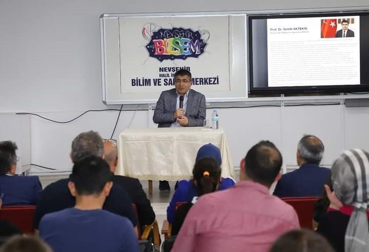 Rektör Aktekin, ’Bilim Söyleşileri’ programında öğrencilerle buluştu