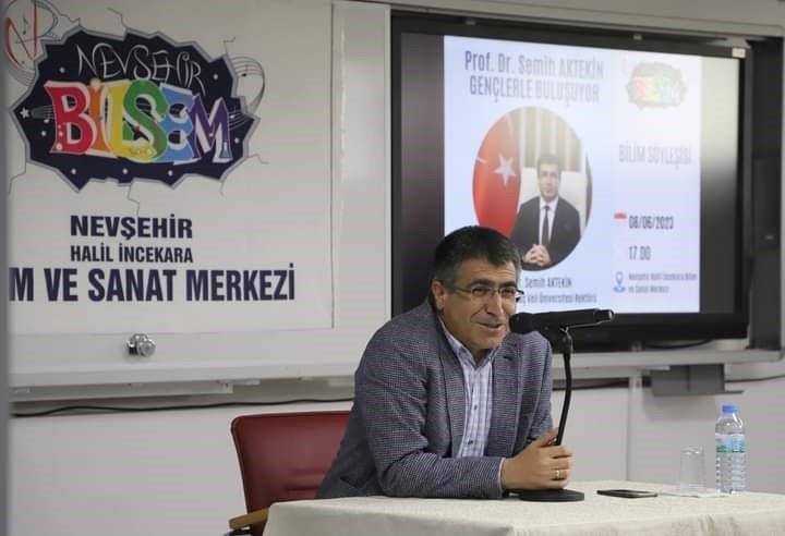 Rektör Aktekin, ’Bilim Söyleşileri’ programında öğrencilerle buluştu