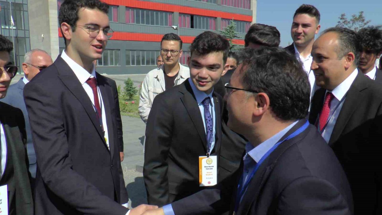 Vali Çiçek Öğrenci Meclisi’nde gençlere seslendi: “Uyuşturucuyla mücadelede sizlerden yardım istiyoruz”