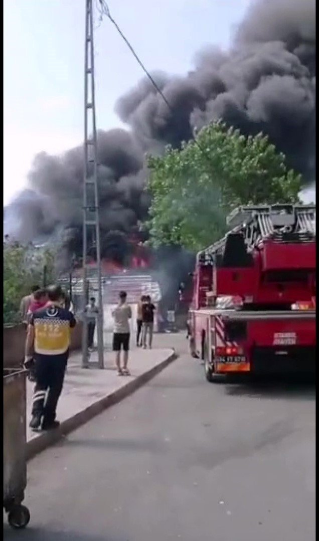 Pendik’te hurda deposunda yangın: Patlama sesleri duyuldu