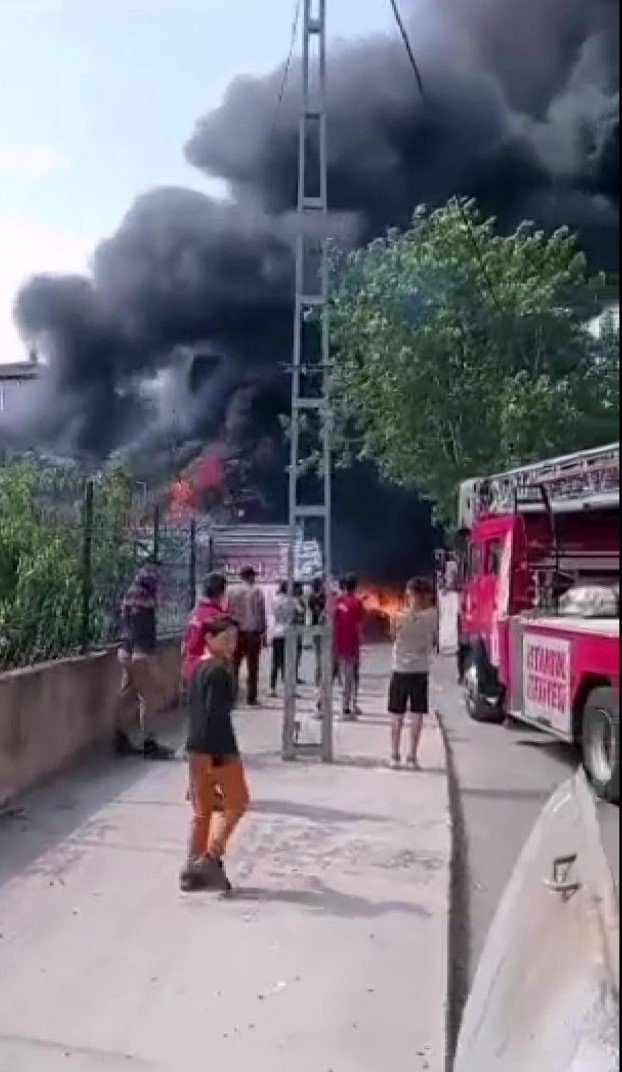 Pendik’te hurda deposunda yangın: Patlama sesleri duyuldu