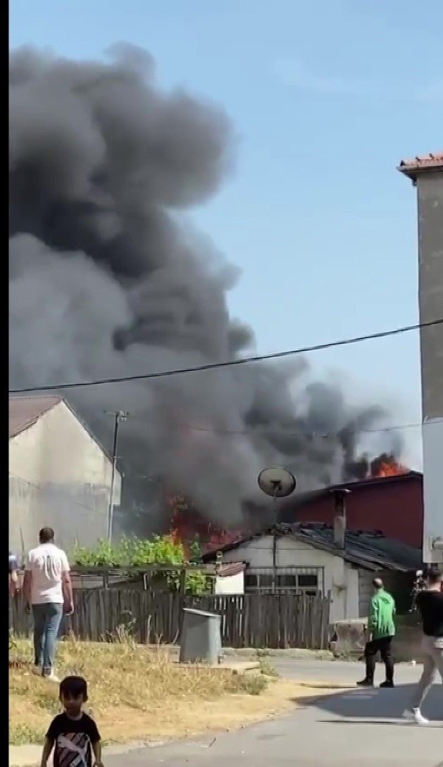 Pendik’te hurda deposunda yangın: Patlama sesleri duyuldu