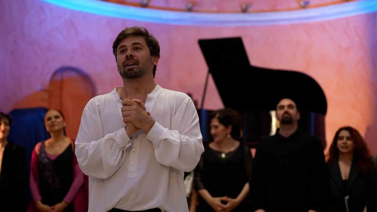 ‘Pera’nın Seslerinden Adımlara’ Neziroğlu’nun koleksiyonu ile izleyicilerle buluştu