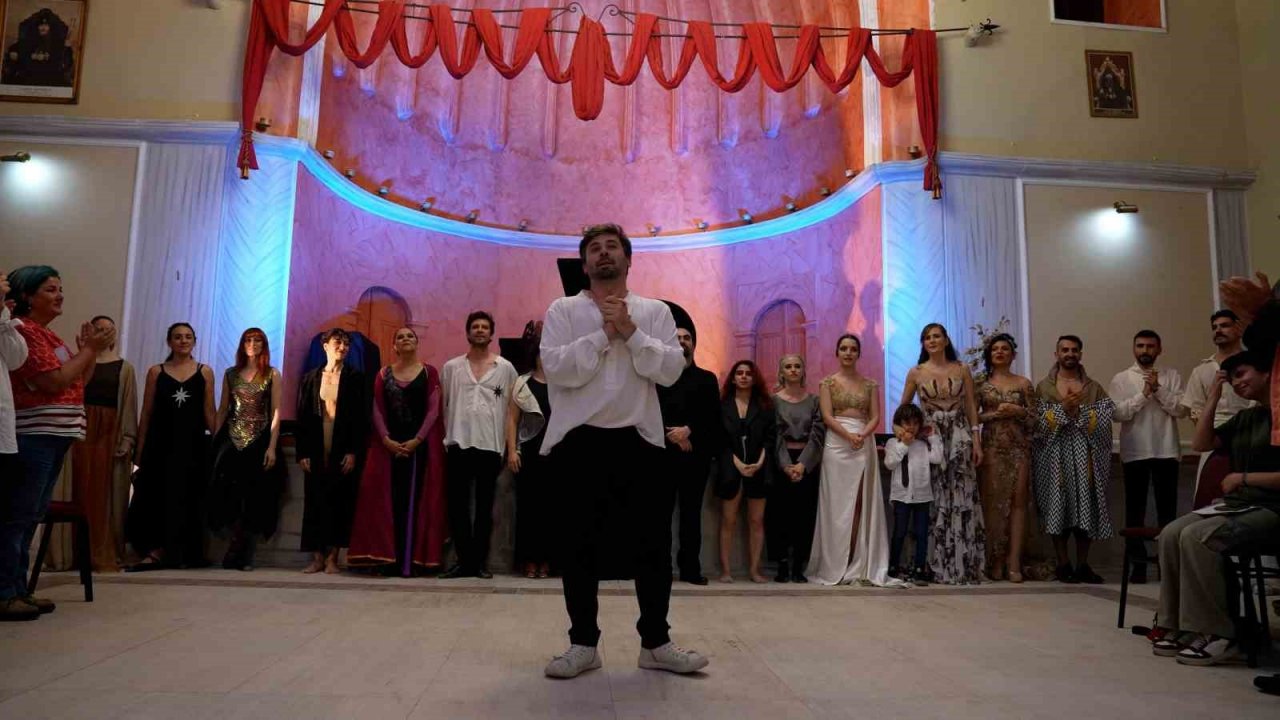 ‘Pera’nın Seslerinden Adımlara’ Neziroğlu’nun koleksiyonu ile izleyicilerle buluştu