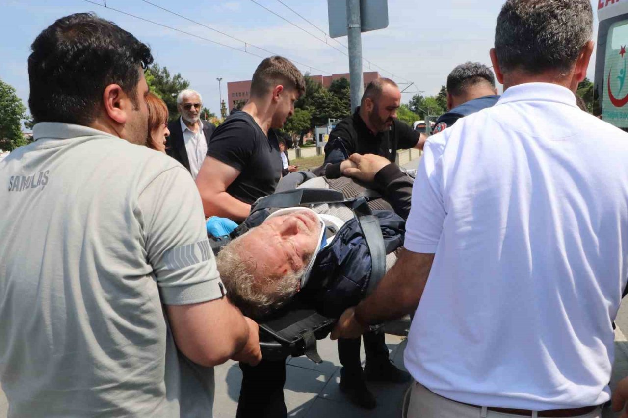 Raylardan geçen motosiklete tramvay çarptı: 1 yaralı