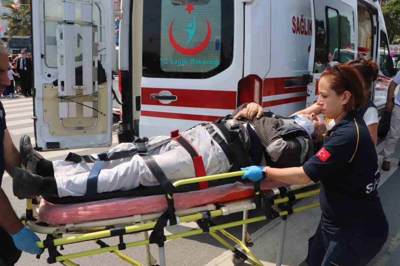 Raylardan geçen motosiklete tramvay çarptı: 1 yaralı