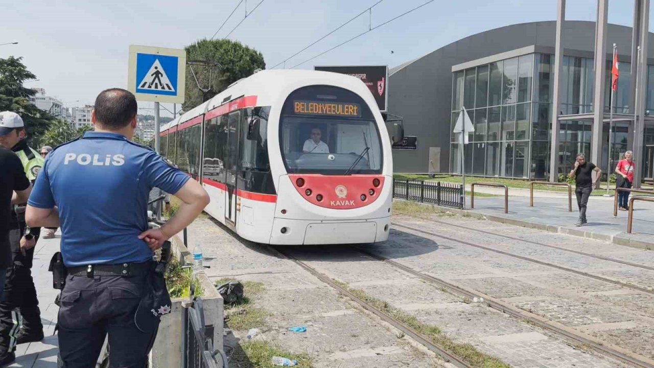 Raylardan geçen motosiklete tramvay çarptı: 1 yaralı